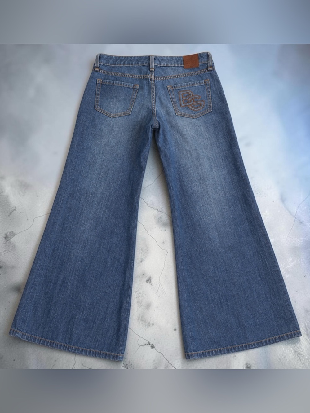 BCBGeneration VINTAGE Core Low-Rise Denim Jeans. Size 26. Y2K.